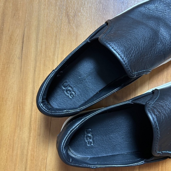 UGG Women’s Black Leather Moccasins with White Soles Size 7 - Picture 4 of 13